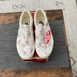 Ladies Vans, slip on, Vintage Floral Marshmallow, ladies size 8, NWB, brand new.